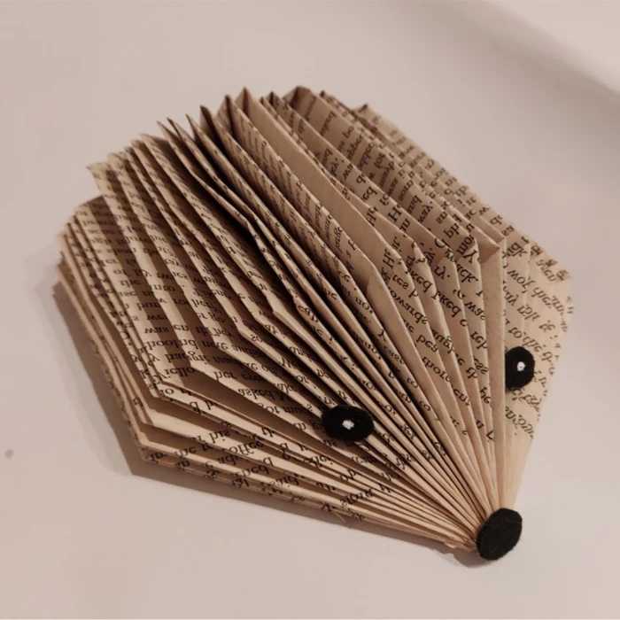 Llun o echidna wedi gwneud hen lyfr