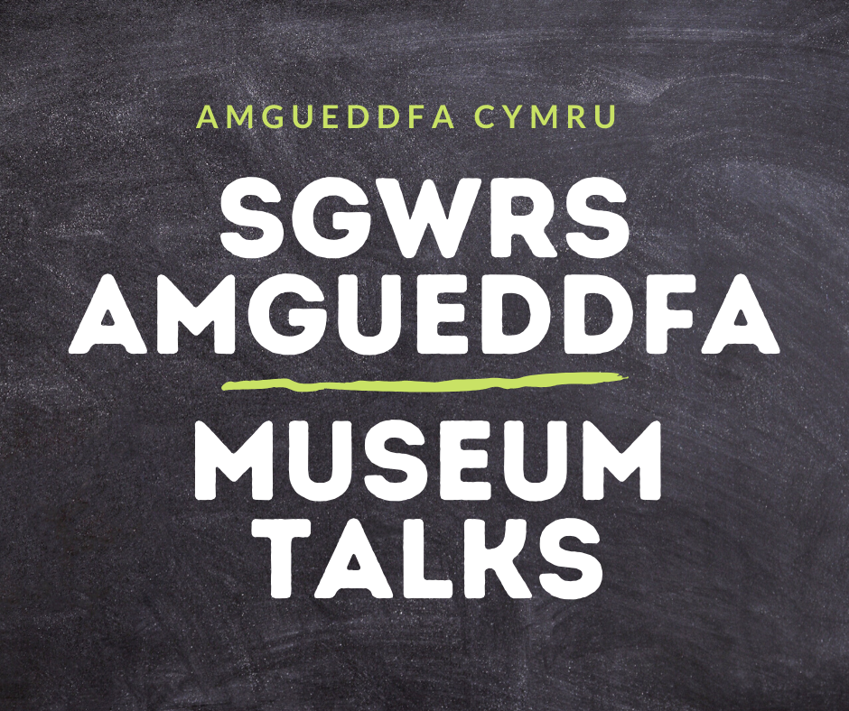  Teitl Sgwrs Amgueddfa - Museum Talks ar cefndir bwrdd sialc