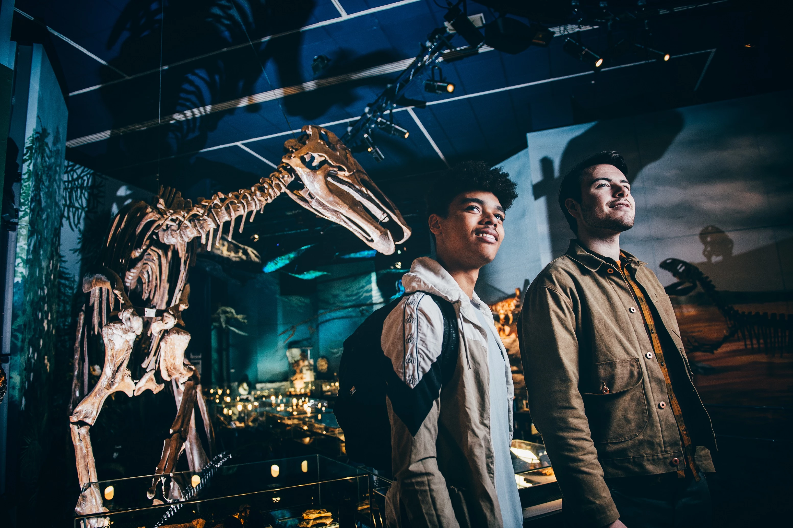 Dau ddyn ifanc yn arddanogsfa Esblygiad Cymru