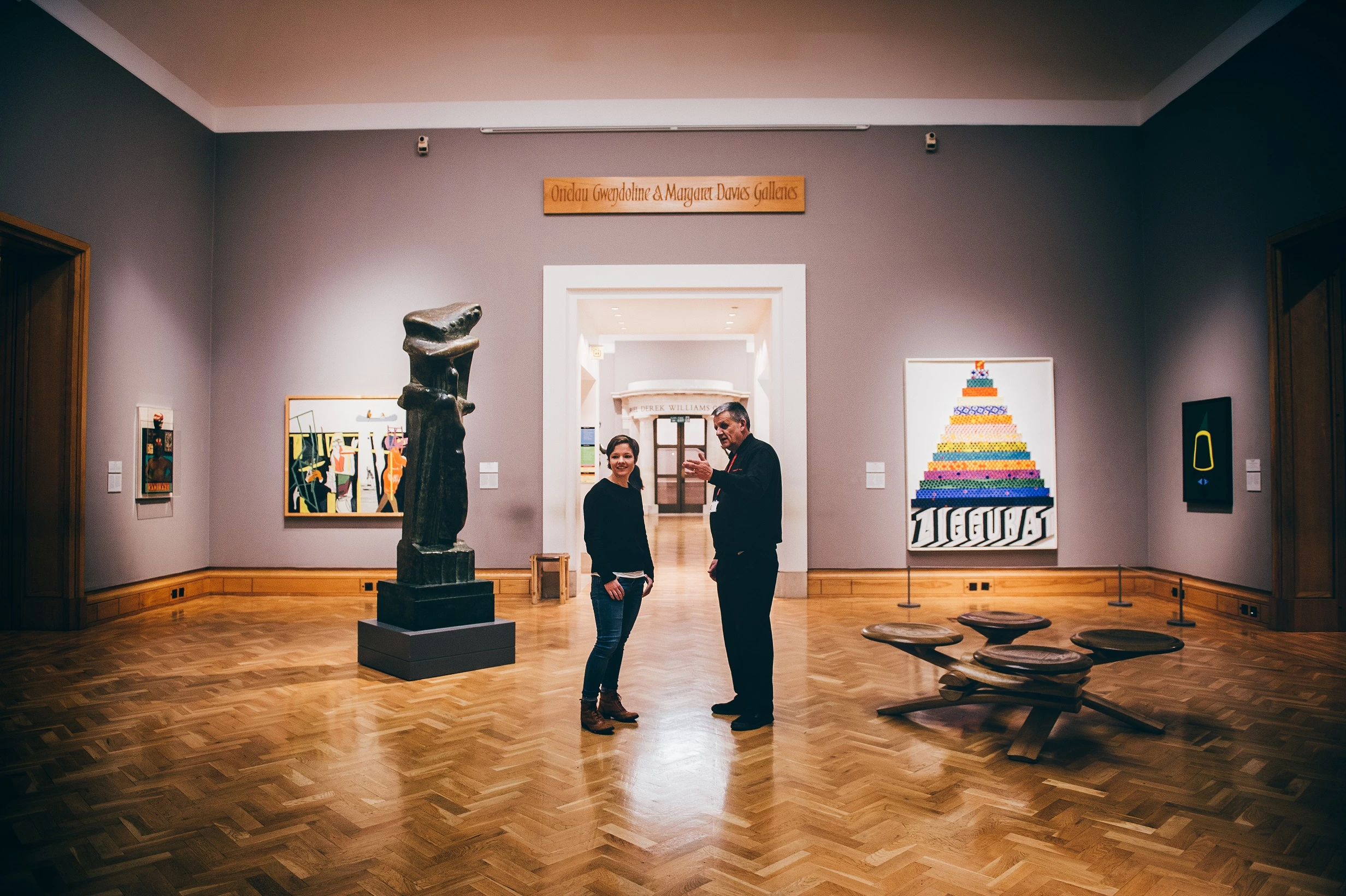 Dau berson yn sefyll yn yr oriel Celf Argraffiadol a Modern