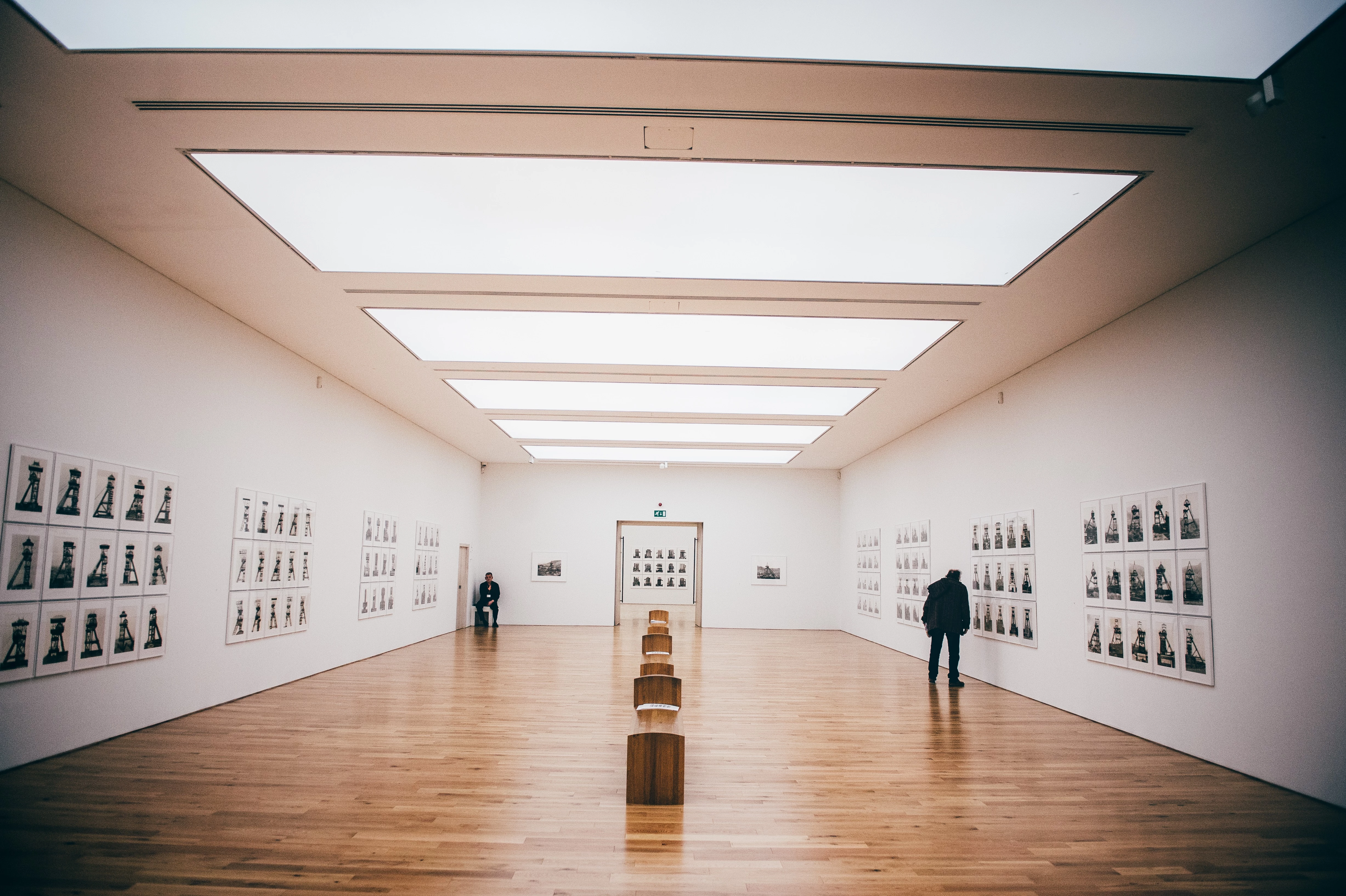 Pobl mewn oriel ffotograffiaeth