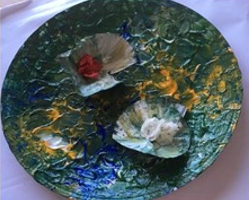 Paentiad plentyn o lilïau dŵr wedi'i wneud gan ddefnyddio plât papur a chasys cacen cwpan