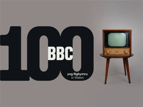 Logo ar gyfer arddangosfa BBC 100 yng Nghymru, yn dangos teitl yr arddangosfa mewn ffont mawr am hanner y ddelwedd. Mae'r hanner arall yn dangos teledu o'r 1960au.