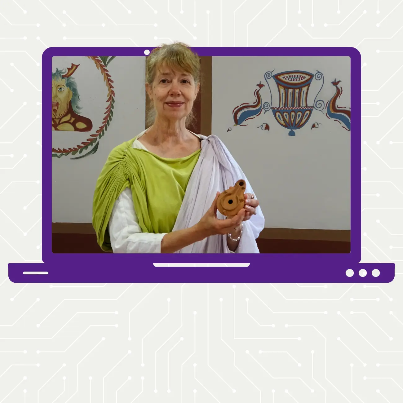 Menyw Rufeinig mewn ffrog werdd yn dal lamp olew clai