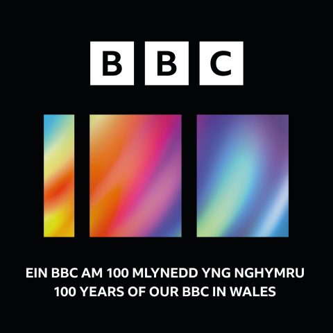 Logo BBC 100 ar gefndir du