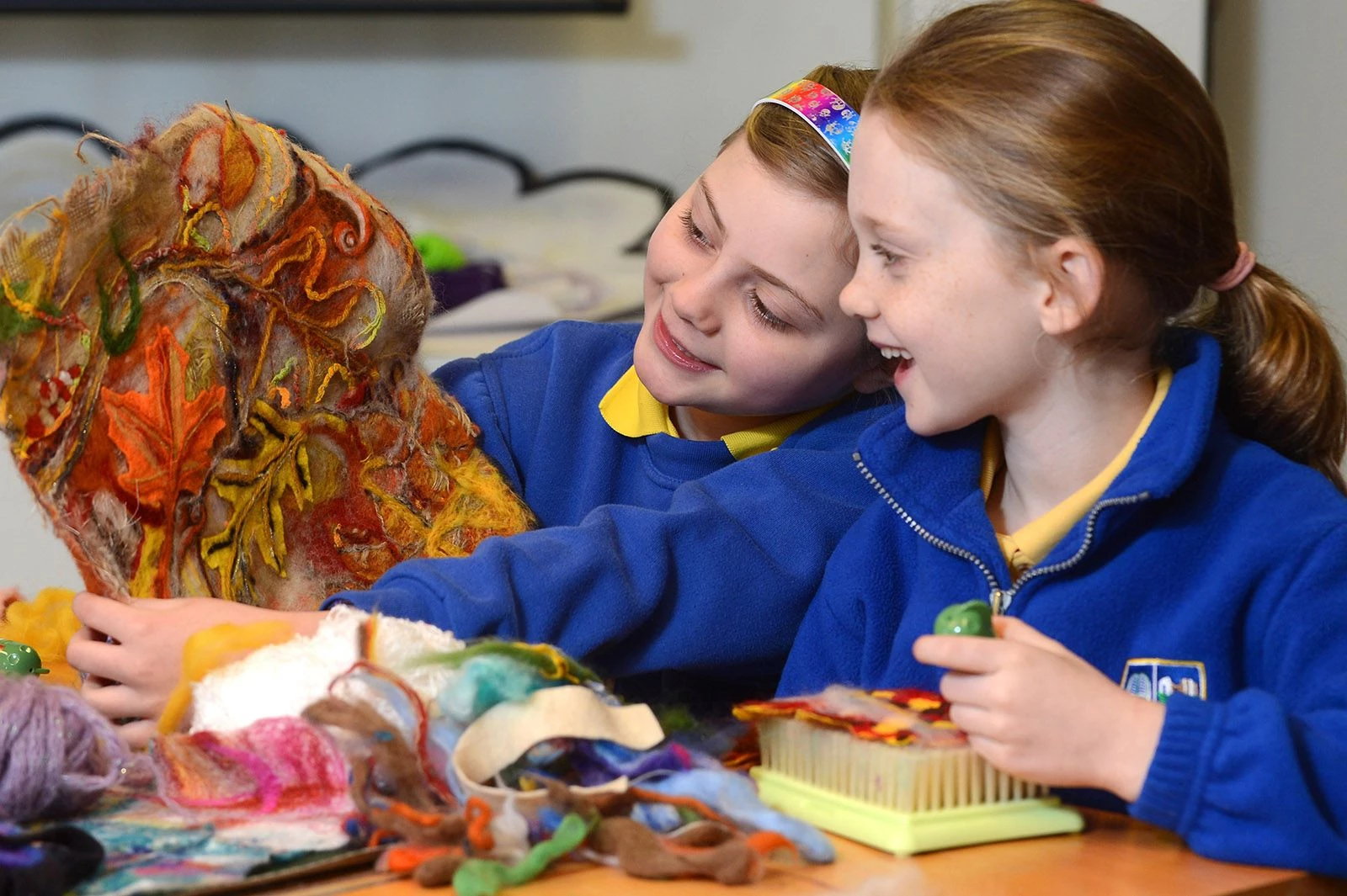 Plant yn gwneud ffelt gan ddefnyddio gwlân lliwgar.