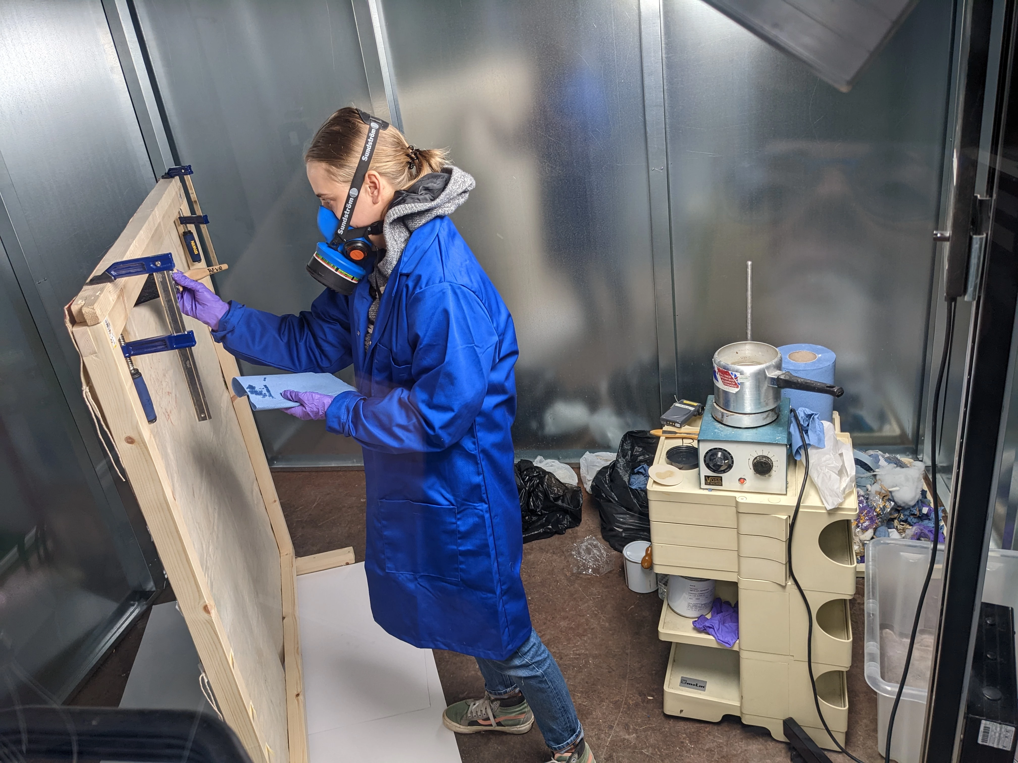 Rhoi glud ar gefn y faner