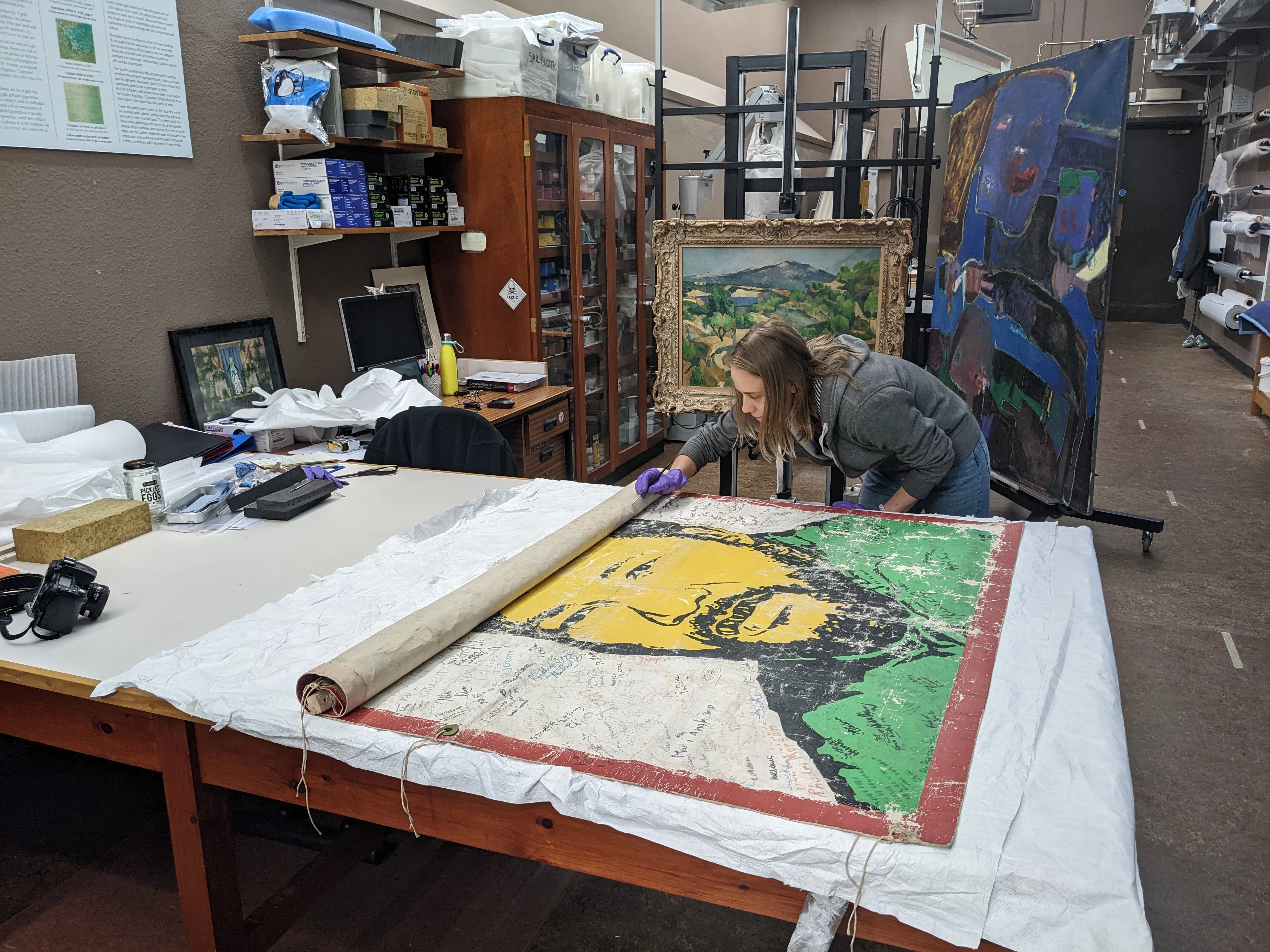 Ailosod paent oedd wedi disgyn wrth ddadrolio’r faner