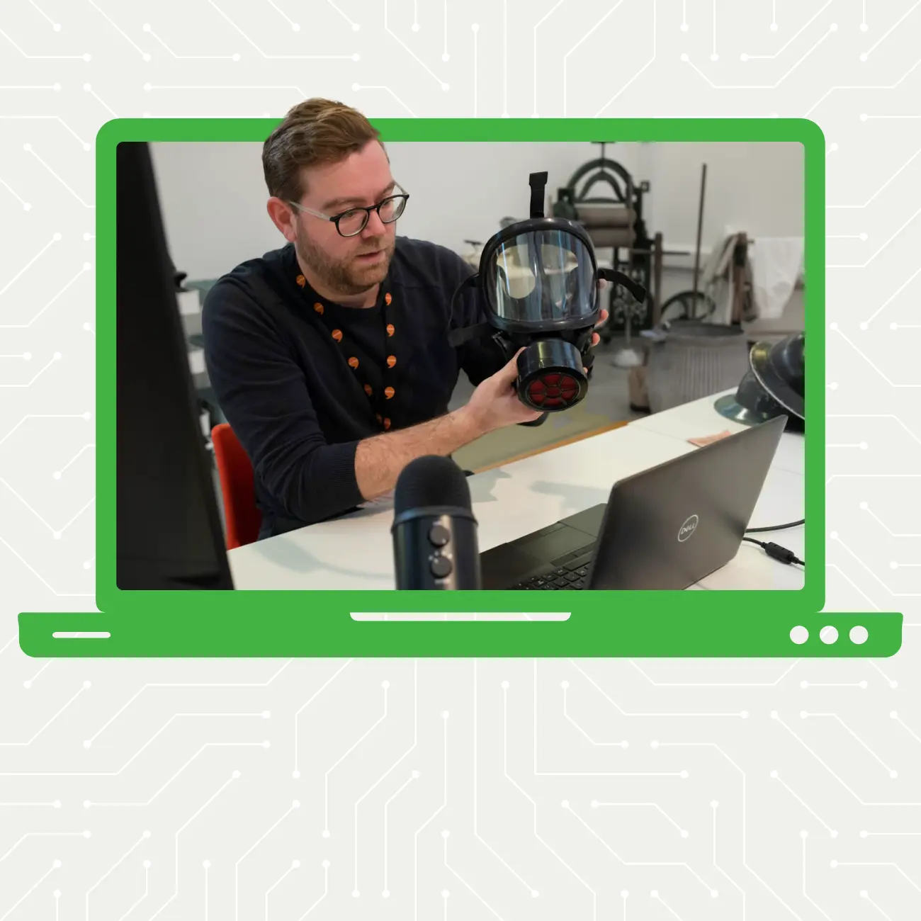 Dyn yn dal mwgwd nwy i fyny at gamera