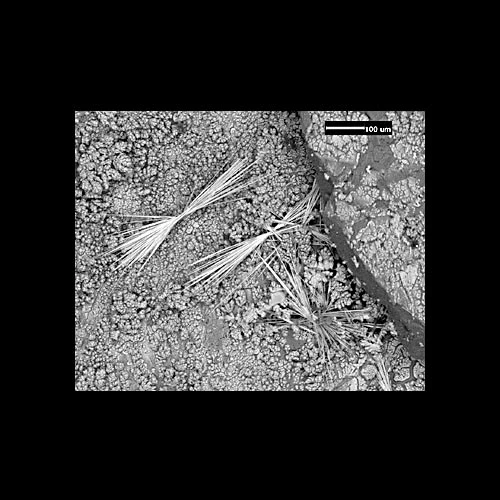 Clystyrau dici-bô o agardit-(Y)