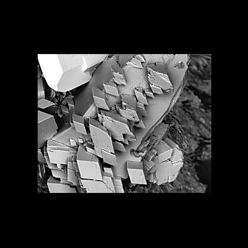 grisial cymhleth o albit, ynghyd ag anatas 