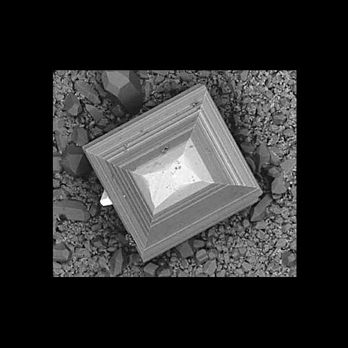 Crisial deubyradmidaidd o anatas 