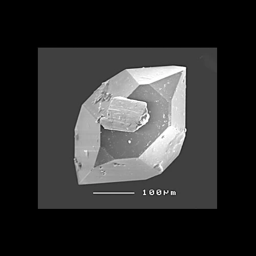 Electronmicrograff sganio o grisial lluniaidd o realgar