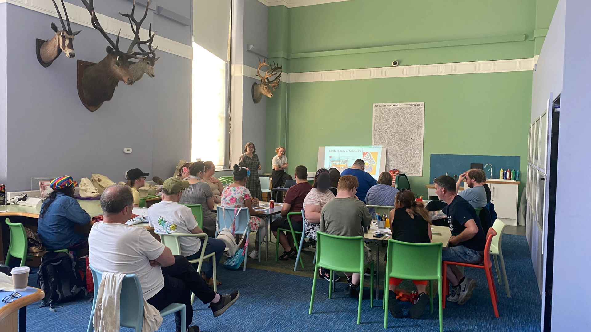 Grŵp sy'n cymryd rhan mewn gweithdy Pride.