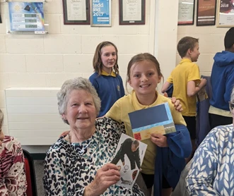 Ffig. 5. Creu Gludwaith yn BeNawnNi gyda Blwyddyn 6.