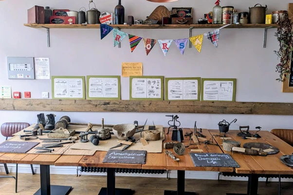 Ffig. 6: Gwrthrychau a ddangoswyd yn y Nosweithiau Treftadaeth ym mis Mai.