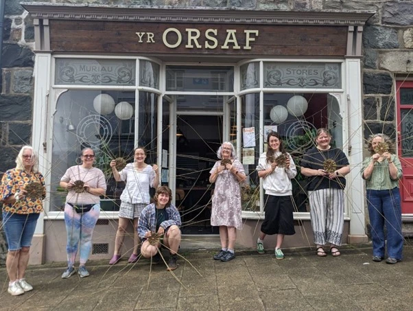 Ffig. 7: Cam cynnar yng ngweithdy Eirian: ni’n dal esgyrn heglog ein basgedi!