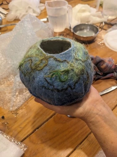 Ffig 8. (chwith) Darn ffelt a wnaed yn ystod ein gweithdy gyda Nicole. 