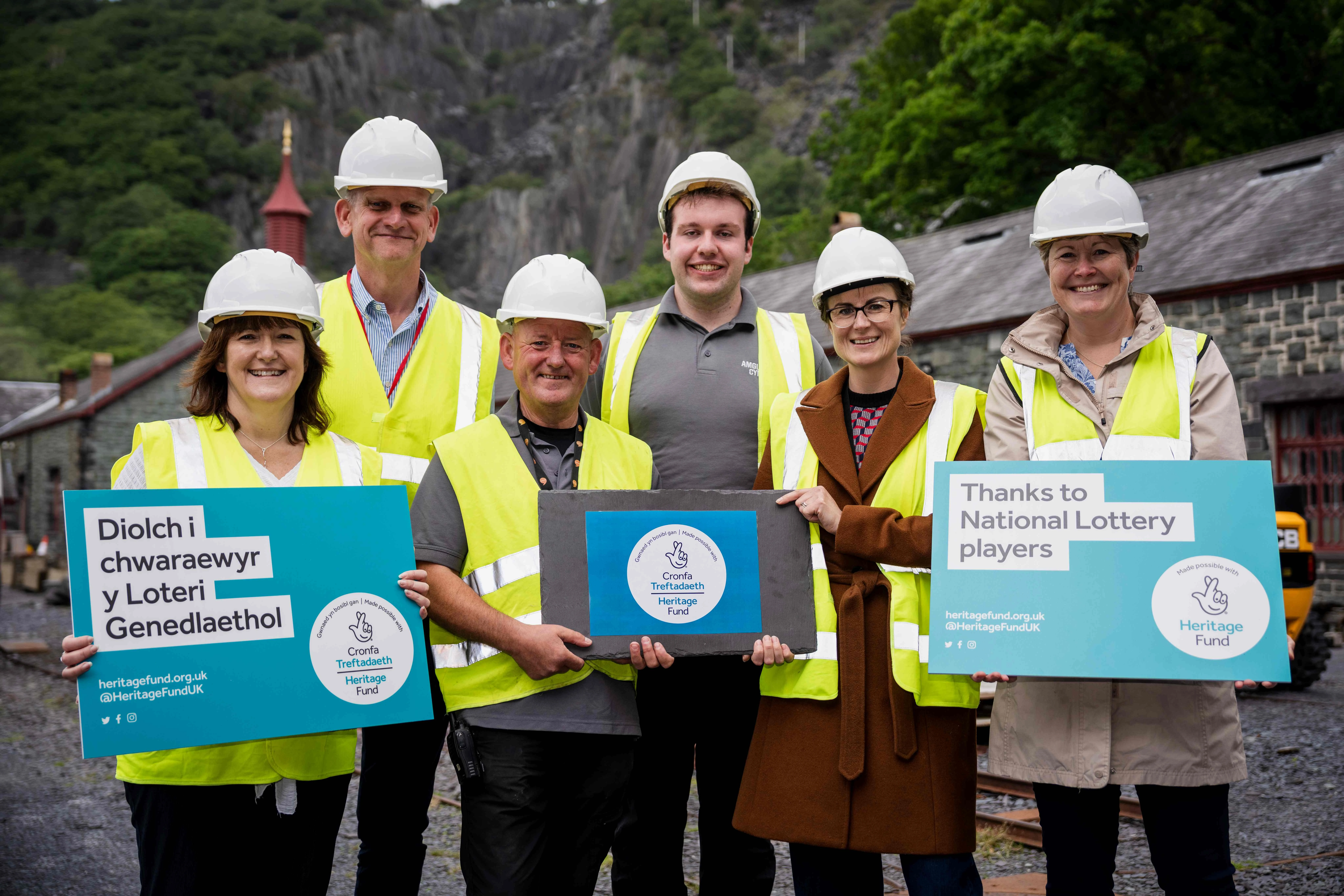 Criw o bobol yn gafael mewn logos