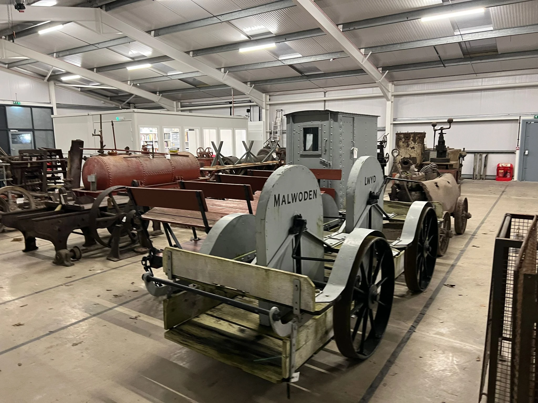 Adeilad mawr yn llawn creiriau