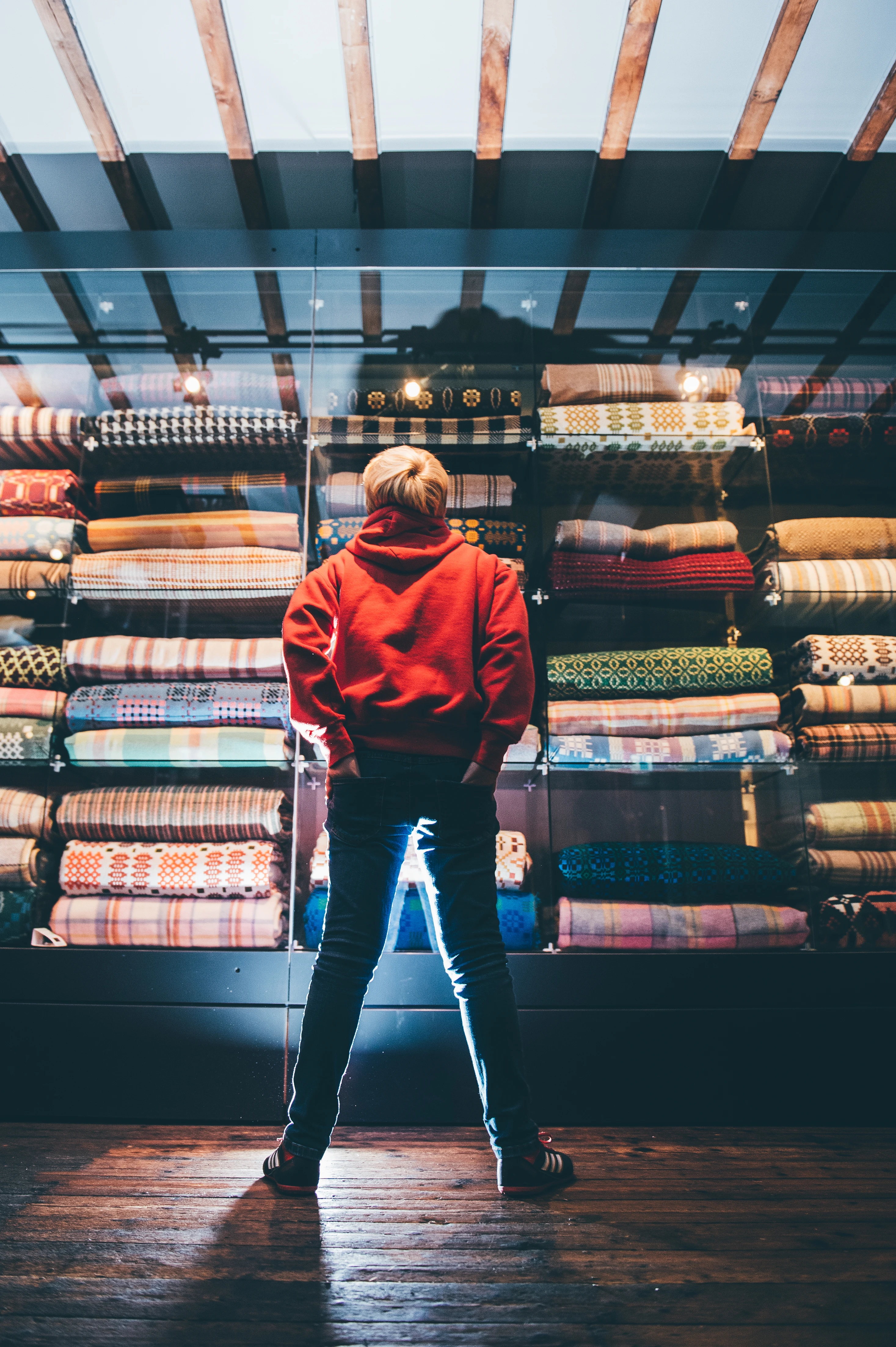 Bachgen yn edrych ar y blancedi