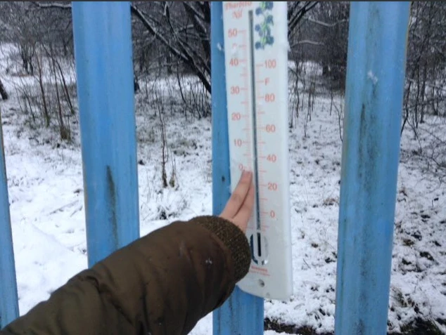 Cymryd darlleniadau o thermomedr