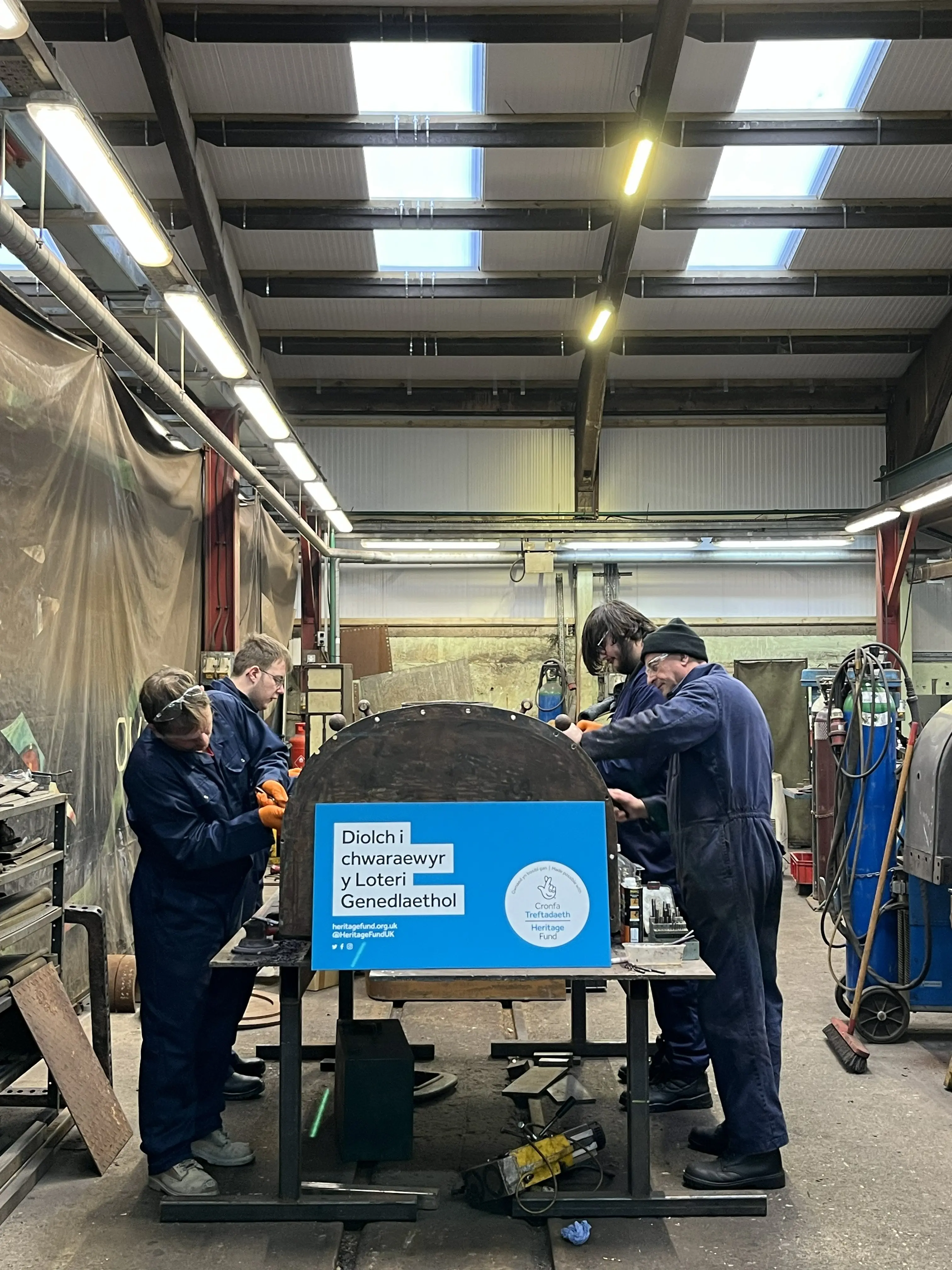 Gwirfoddolwyr ar waith ar darnau o Una. 