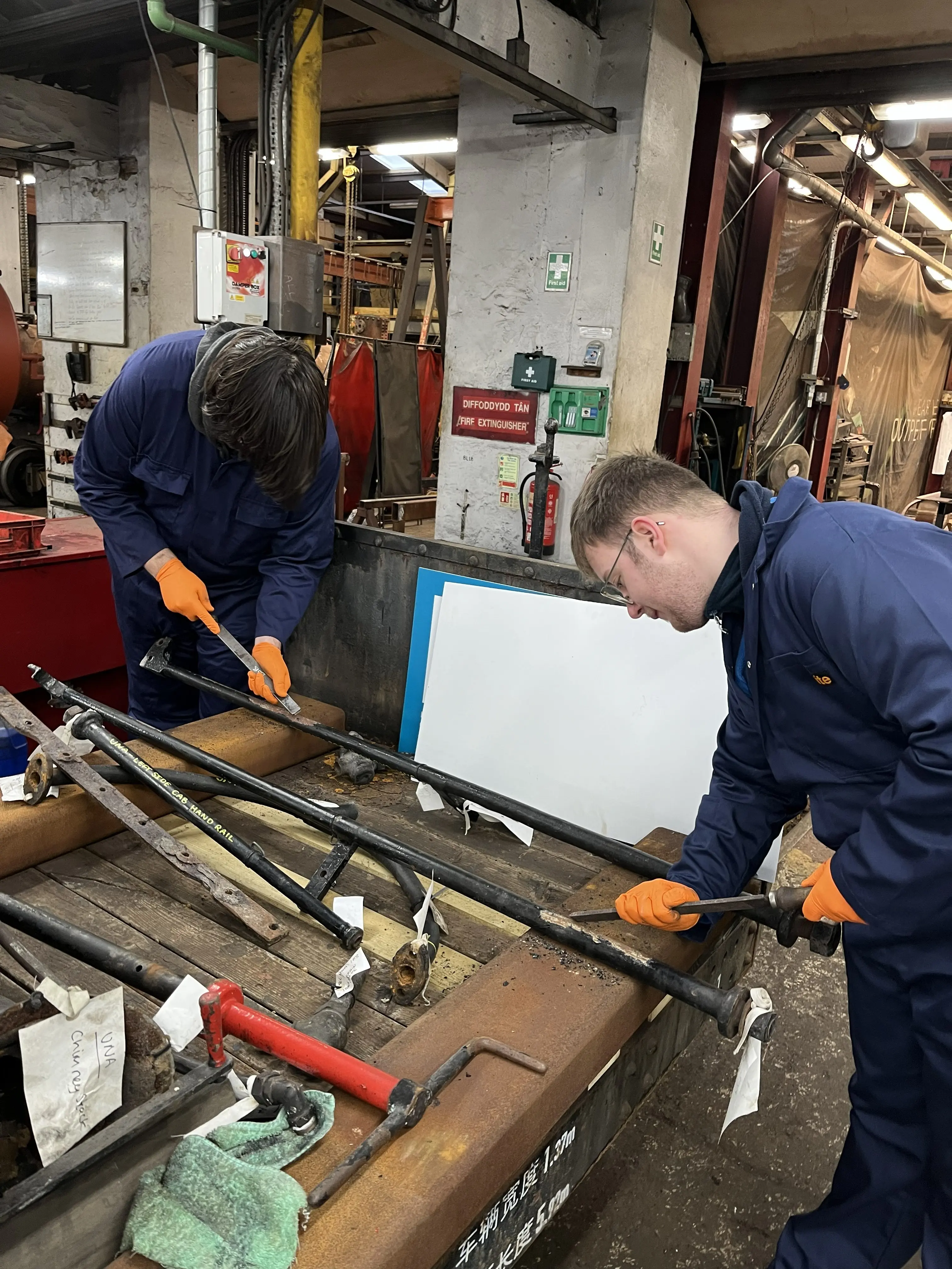 Gwirfoddolwyr ar waith ar rhan o Una. 