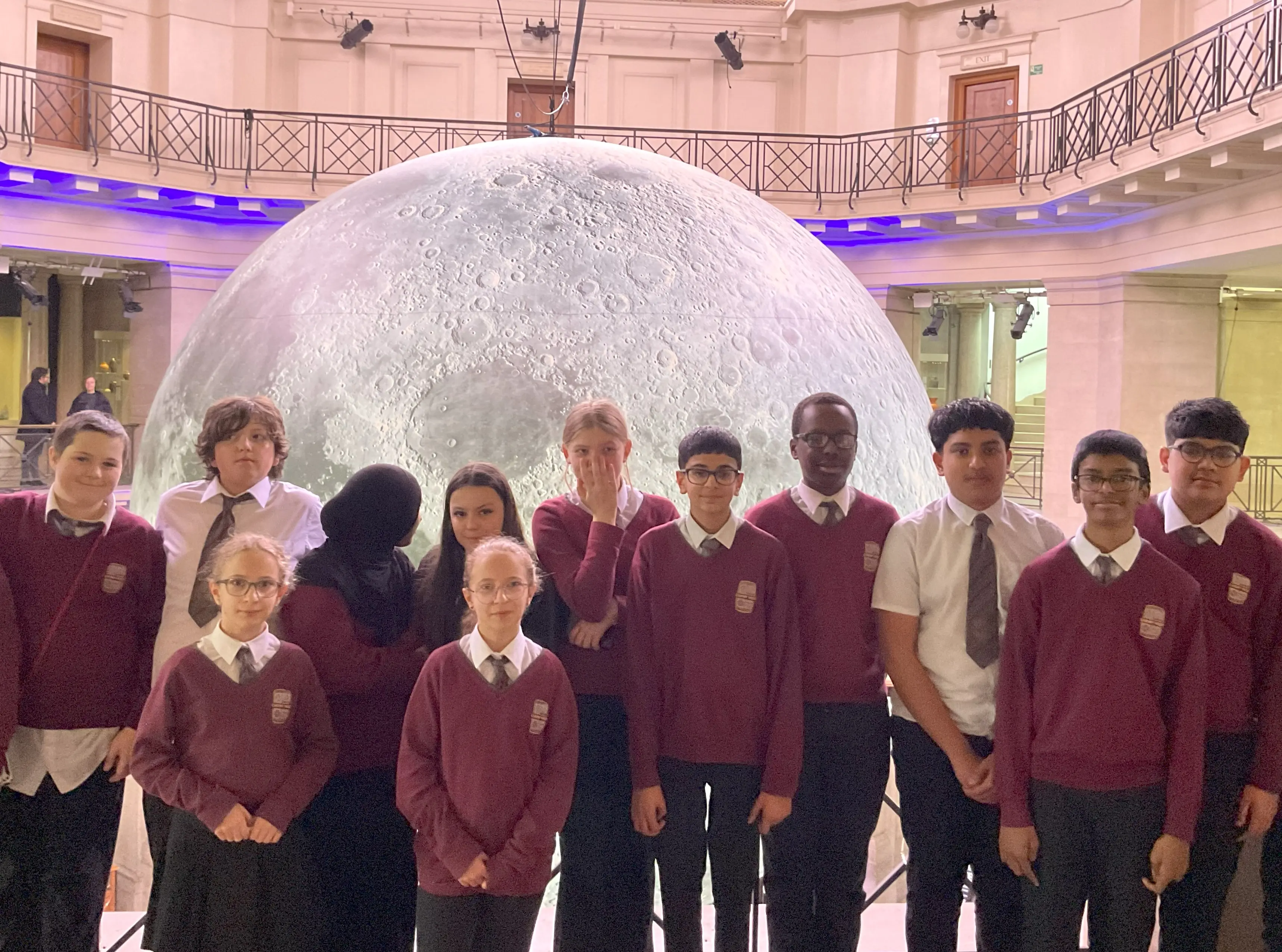 Disgyblion o Ysgol Uwchradd Gymunedol Gorllewin Caerdydd gyda'r cerflun Amgueddfa'r Lleuad