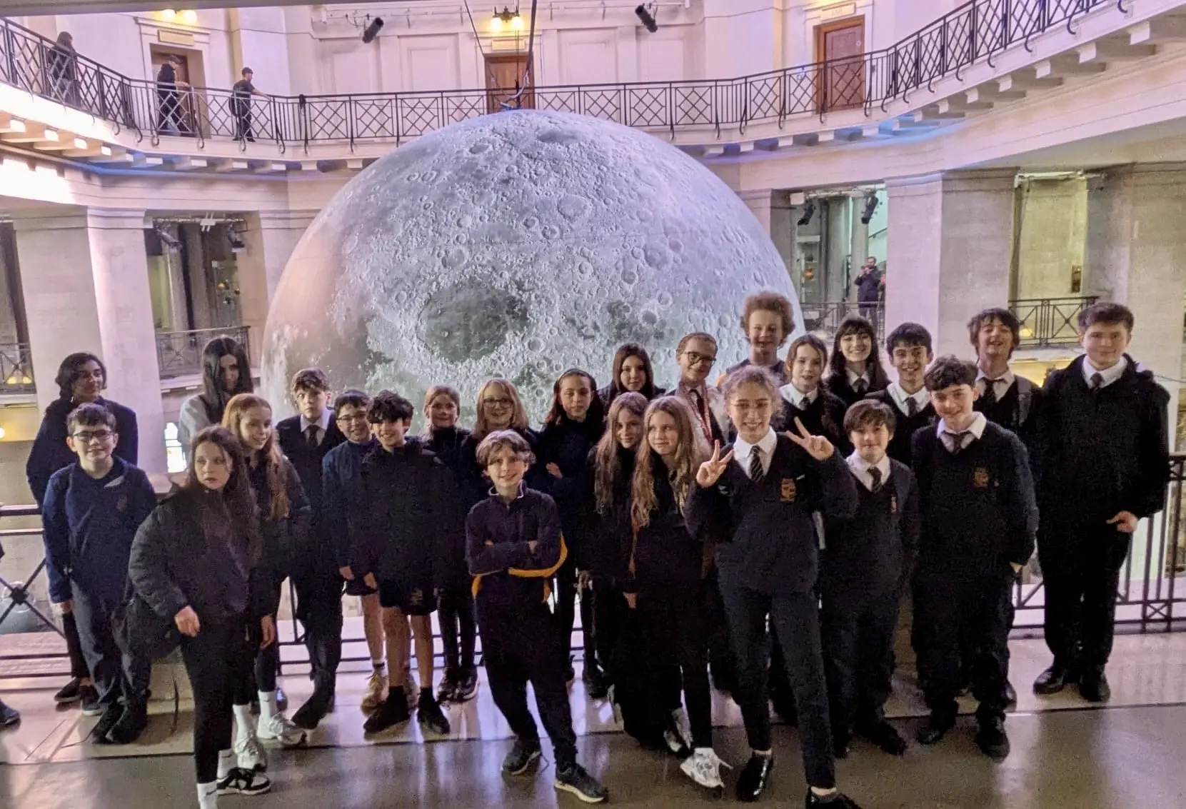 Disgyblion o Ysgol Stanwell gyda'r cerflun Amgueddfa'r Lleuad