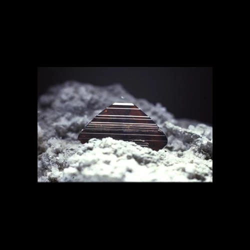 Crisial byrddol o'r mwyn brwcit