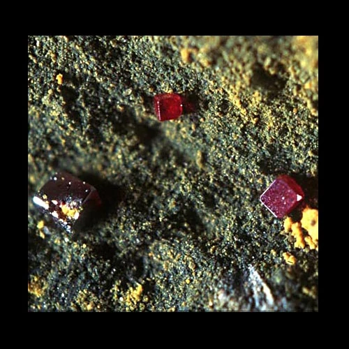 Crisialau ciwbig o'r mwyn cwprit 