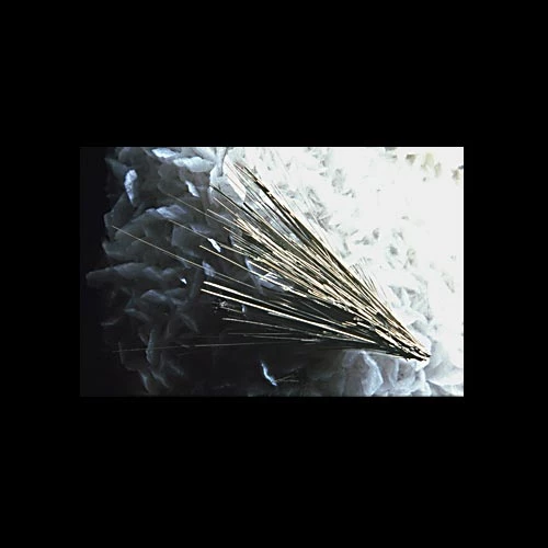 Clwstwr o'r mwyn milerit