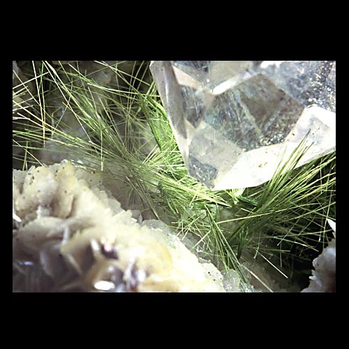 Haen werdd o ddeunydd anhysbys ar nodwyddau o'r mwyn milerit