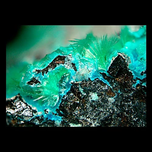 Clystyrau o redgilit ynghyd â brochantit