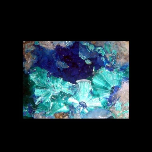 Clystyrau rheiddiol o'r mwyn tyrolit