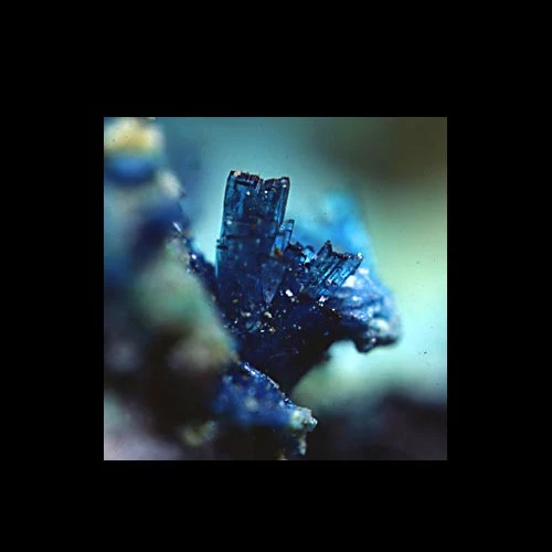  Crisialau llafnog o wroewolffeit