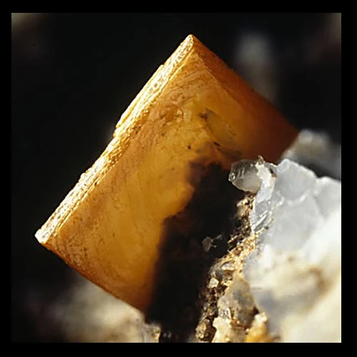 Crisial byrddol mawr o blwm melyn (wlffenit)