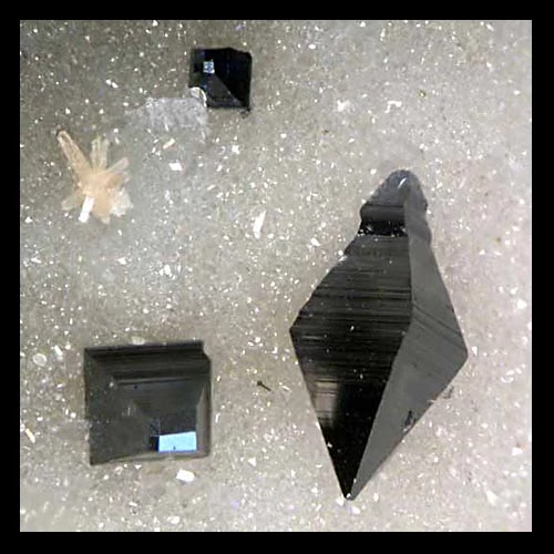 Senotim prismatig, lliw hufen, yn gysylltiedig ag anatas deubyramidaidd