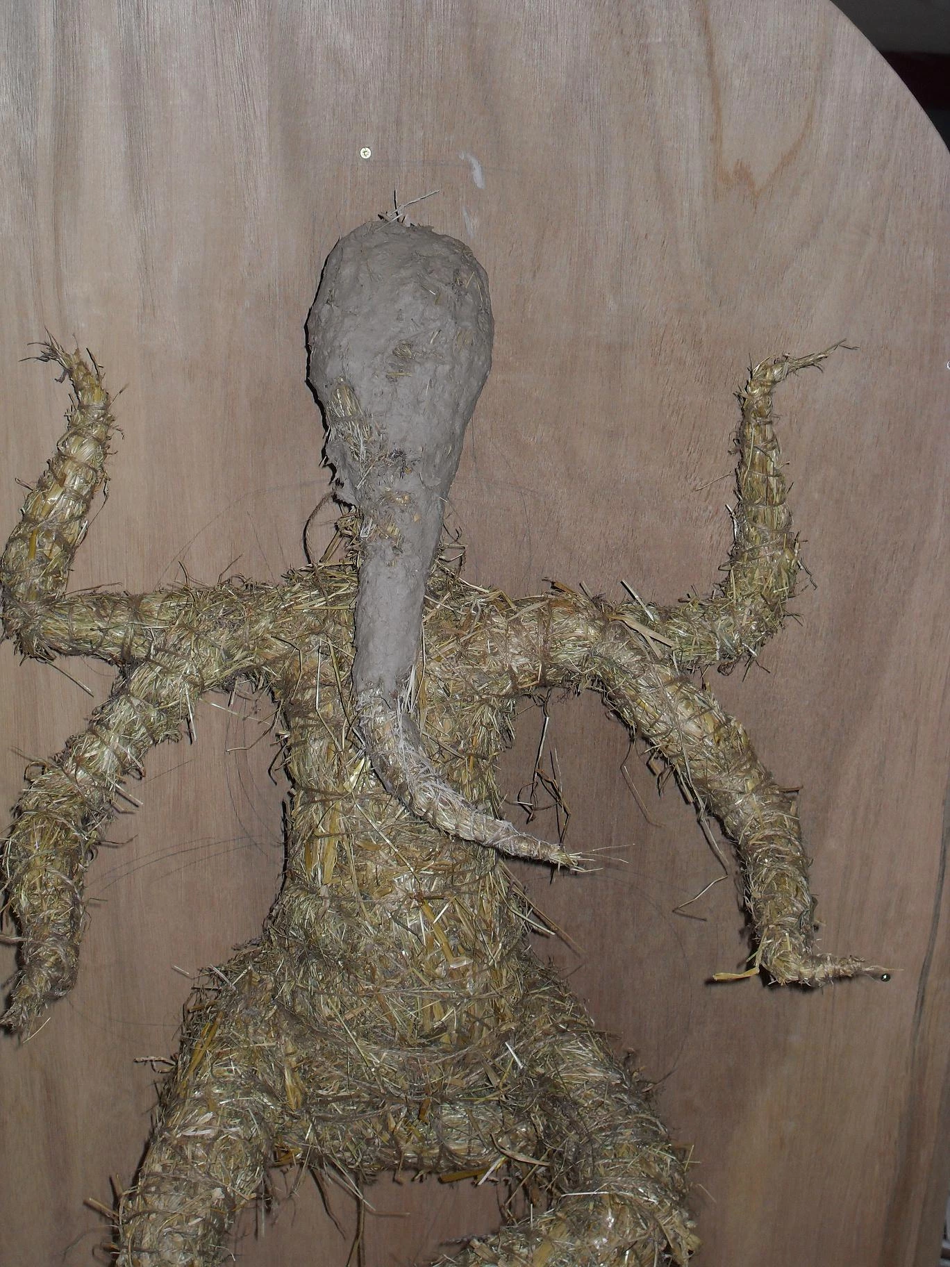 Gosod cymysgedd o glai a phapur newydd ar y gwellt i ffurfio pen Ganesha