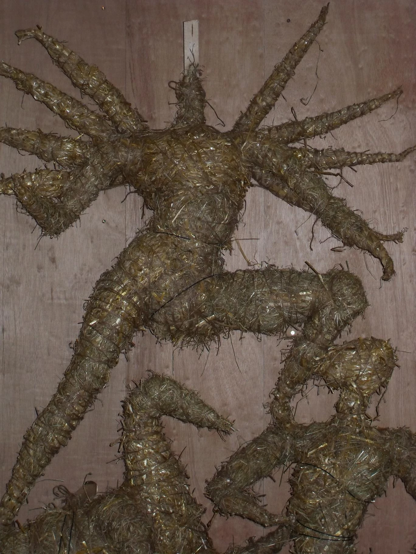 Y Dduwies Durga, ei llew, a'r diawl byfflo wedi eu ffurfio o wellt a gwifren