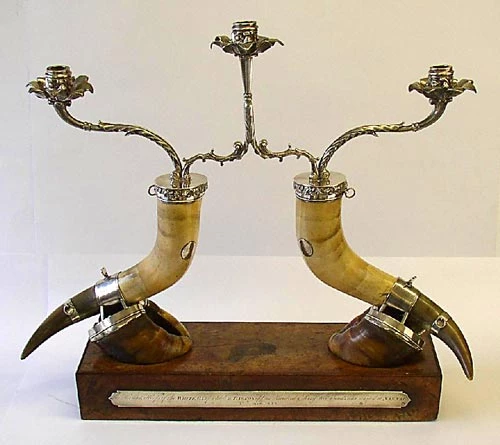 Y ganhwyllbren a waned o gyrn ych Nannau, wedi'i mowntio ar ddau o'i garnau.