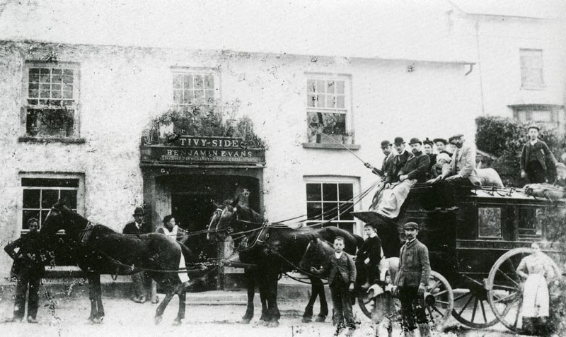 'Y Goets Fawr', a redai o Gastellnewydd Emlyn i Aberteifi, o flaen y Teifi-side Inn, Llechryd, un 1906
