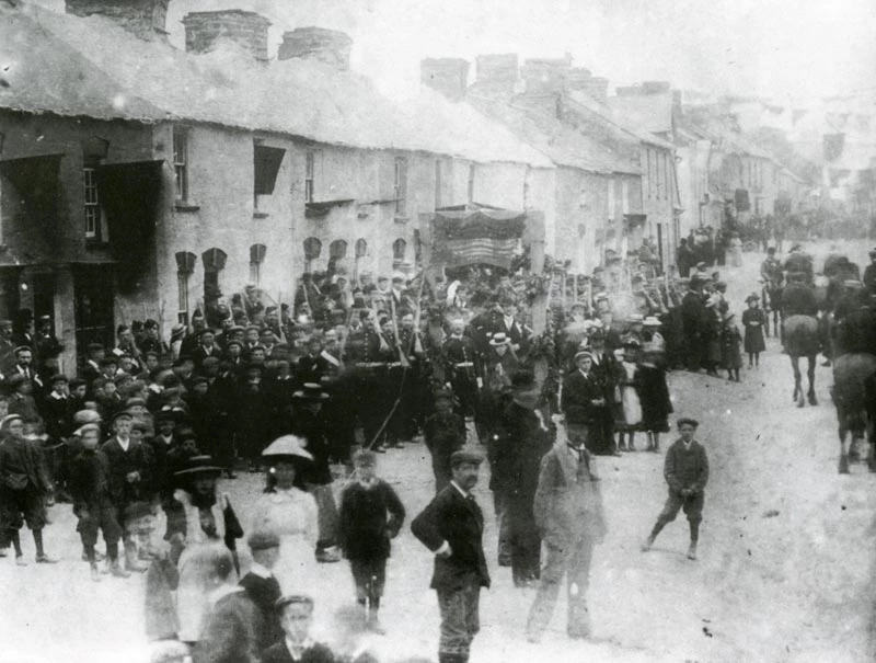 Seindorf Corfflu Gwirfoddolwyr Aberteifi yn gorymdeithio ar hyd Stryd Fawr Cilgerran 1902