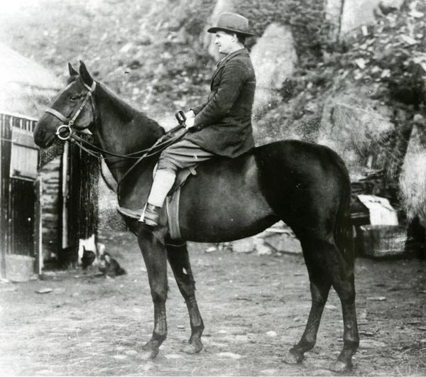 Richard Morris Cefn Lodge, Cilgerran ar gefn ei geffyl 'Whitre Bud'