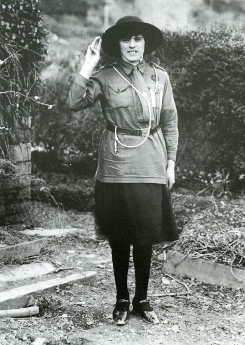 Maggie Thomas, Plas-y-Berllan, Llechryd. yn gwisgo lifrai'r geidiau, 1925