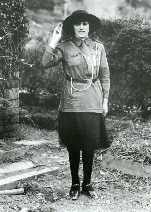 Maggie Thomas, Plas-y-Berllan, Llechryd. yn gwisgo lifrai'r geidiau, 1925