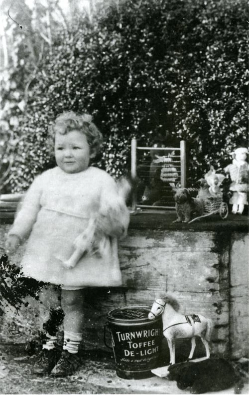 Nesta, wyres Tom Mathias, yn chwarae â'i theganau