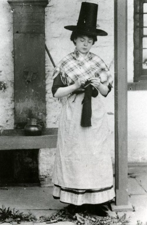 ferched mewn 'gwisg Gymreig'