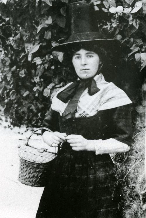 ferch mewn 'gwisg Gymreig'